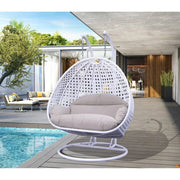 LeisureMod Silla Colgante Huevo para 2 Personas con Soporte - Columpio Hamaca Lounger de Ratán para Patio Exterior/Interior con Cojines