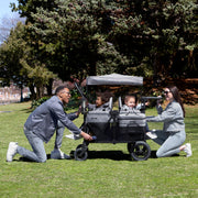 Cochecito tipo vagón Jeep Wrangler Deluxe de 4 plazas de Delta Children
