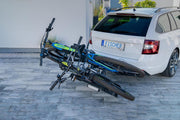 Portabicicletas de enganche Fischer ProlineEvo 2, para 2 bicicletas hasta 60 kg de carga útil, apto para bicicletas eléctricas, premontado, bloqueable, plegable