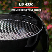 Barbacoa de carbón Weber Original Kettle Premium/Tapa y cuba vitrificadas, superficie de cocción de 57 cm, sistema de limpieza One-Touch, termómetro en la tapa, soporte de tres patas y ruedas, negro