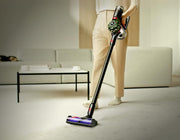 Aspiradora escoba sin cable Dyson V8 Cyclone – 150 AW, 60 min de autonomía, cepillo motorbar autodesenredante, accesorios combinados