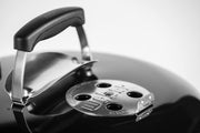 Barbacoa de carbón Weber Original Kettle E-5710 / Tapa y cuba de acero vitrificado, superficie de cocción de 57 cm, sistema de limpieza One-Touch, termómetro integrado en la tapa, trípode, negro