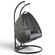 LeisureMod Silla Colgante Huevo para 2 Personas con Soporte - Columpio Hamaca Lounger de Ratán para Patio Exterior/Interior con Cojines