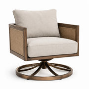 Sillón giratorio de tela con madera de nogal y base de metal, beige