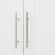 Armario de madera blanca con puertas, cajones y barra para colgar