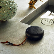Bang & Olufsen Beosound A1 (2.ª gen.) – Altavoz Bluetooth portátil inalámbrico, resistente al agua IP67, sonido 360 grados, asistente de voz Alexa y manos libres, 18 horas de batería - Black Anthracite