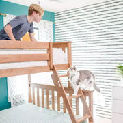 Litera de madera maciza Max & Lily, individual sobre matrimonial con nido de almacenamiento y escalera para niños