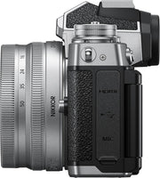 KIT NIKON Z fc + NIKKOR DX Z 16-50 mm VR Serie Limitada, cámara mirrorless con sensor DX (20,9 MP, 4K/30p, ráfaga de 11 fps, pantalla táctil orientable)