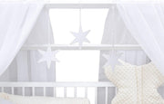Set completo de cuna Baby Delux, cama casita de 60x120 cm, color blanco, con cajón, barrera anticaídas, colchón, ropa de cama y set de decoración (Prince Stars)