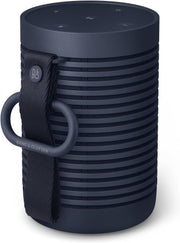 Bang & Olufsen Beosound Explore – Altavoz Bluetooth inalámbrico portátil para exteriores, hogar y viajes, 27 horas de autonomía, resistente al agua, sonido 360° + cable de carga USB-C – Negro antracita