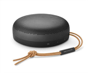 Bang & Olufsen Beosound A1 (2.ª gen.) – Altavoz Bluetooth portátil inalámbrico, resistente al agua IP67, sonido 360 grados, asistente de voz Alexa y manos libres, 18 horas de batería - Black Anthracite