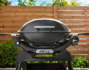 Barbacoa de gas Weber Q 2200N con mesas laterales y soporte compacto/parrilla para terrazas y balcones con quemadores de alto rendimiento, rejillas de hierro fundido vitrificado y encendido electrónico, negro medianoche