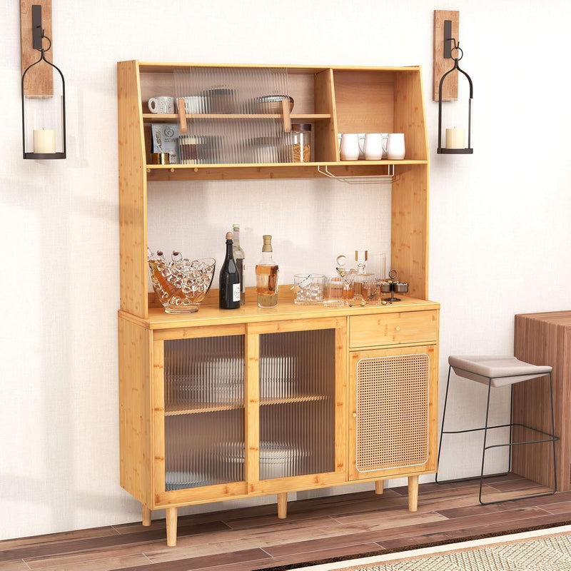Aparador con alacena COSTWAY, armario de cocina de bambú, buffet de cocina con puerta corredera, puerta de ratán, ganchos, soporte para copas y cajón, armario despensa, vitrina estilo rústico, natural