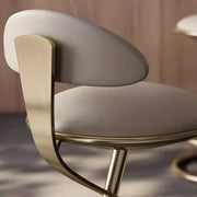 Taburete de bar de cuero beige elegante con estructura de metal dorado de lujo