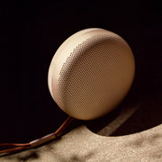 Bang & Olufsen Beosound A1 (2.ª gen.) – Altavoz Bluetooth portátil inalámbrico, resistente al agua IP67, sonido 360 grados, asistente de voz Alexa y manos libres, 18 horas de batería - Black Anthracite