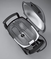 Barbacoa eléctrica Weber Q1400, superficie de cocción de 43 x 32 cm, barbacoa portátil, rejilla de cocción de hierro fundido vitrificado dividida en 2, tapa y cuerpo de aluminio fundido - Gris oscuro (52020079)