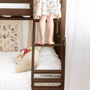 Litera de madera maciza Max & Lily, individual sobre matrimonial con nido de almacenamiento y escalera para niños