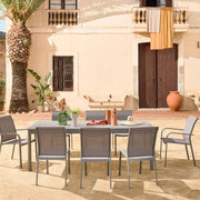 sweeek - Mesa de jardín extensible de aluminio + 10 asientos de aluminio y textileno antracita. 8 sillas. 2 sillones. 10 plazas. 290 x 100 x 75 cm