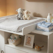 ecomi Cómoda cambiador, mesa cambiador para bebé de madera con accesorio, 3 cajones, 1 puerta, 100 cm de altura en blanco, mesa cambiador 113x100 cm, tiradores cromados