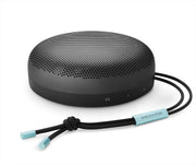 Bang & Olufsen Beosound A1 (2.ª gen.) – Altavoz Bluetooth portátil inalámbrico, resistente al agua IP67, sonido 360 grados, asistente de voz Alexa y manos libres, 18 horas de batería - Black Anthracite
