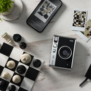 Cámara instantánea híbrida INSTAX Mini EVO negra con pantalla LCD, carga USB-C y múltiples efectos de lente