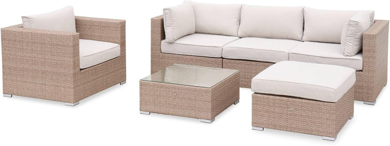 Alice's Garden - Conjunto de jardín de resina trenzada - Caligari - Beige. Cojines beige - 5 plazas - 1 sillón. 1 sillón sin reposabrazos. 1 puf. 2 sillones esquineros. Una mesa de centro.