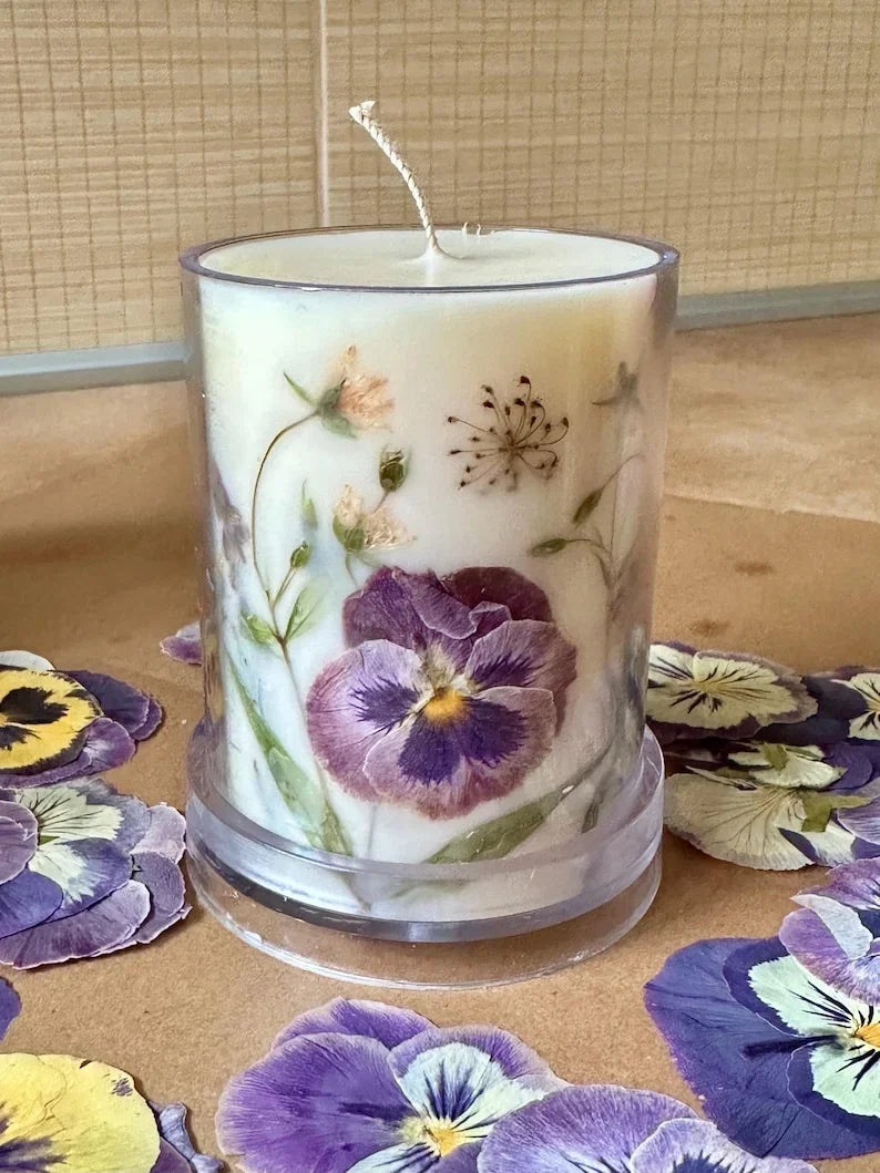 Vela de pensamientos con cera de flores prensadas, columna de cera de soja botánica, decoración cottagecore