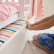 Litera de madera maciza Max & Lily, individual sobre matrimonial con nido de almacenamiento y escalera para niños