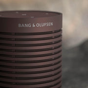 Bang & Olufsen Beosound Explore – Altavoz Bluetooth inalámbrico portátil para exteriores, hogar y viajes, 27 horas de autonomía, resistente al agua, sonido 360° + cable de carga USB-C – Negro antracita