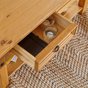 Mesa de centro Salsa de CARO-Möbel IDIMEX, madera maciza de pino, dos cajones y estante, natural