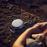 Bang & Olufsen Beosound A1 (2.ª gen.) – Altavoz Bluetooth portátil inalámbrico, resistente al agua IP67, sonido 360 grados, asistente de voz Alexa y manos libres, 18 horas de batería - Black Anthracite