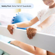 Litera de madera maciza Max & Lily, individual sobre matrimonial con nido de almacenamiento y escalera para niños