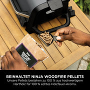 Ninja Woodfire Parrilla eléctrica, ahumador y freidora de aire, barbacoa para exteriores 7 en 1, freír con aire, ahumar, asar, hornear y más, resistente a la intemperie, antiadherente, portátil, eléctrica, gris/negro OG701EU