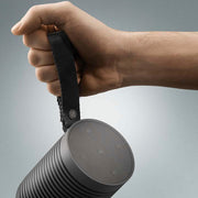 Bang & Olufsen Beosound Explore – Altavoz Bluetooth inalámbrico portátil para exteriores, hogar y viajes, 27 horas de autonomía, resistente al agua, sonido 360° + cable de carga USB-C – Negro antracita