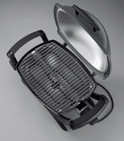 Barbacoa eléctrica Weber Q1400, superficie de cocción de 43 x 32 cm, barbacoa portátil, rejilla de cocción de hierro fundido vitrificado dividida en 2, tapa y cuerpo de aluminio fundido - Gris oscuro (52020079)