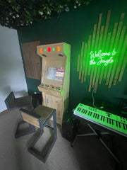 Máquina arcade retro de madera - Hecha a mano - Mueble para 2 jugadores con +4000 juegos clásicos, pantalla LCD de 22", Plug & Play - San-J (Natural)