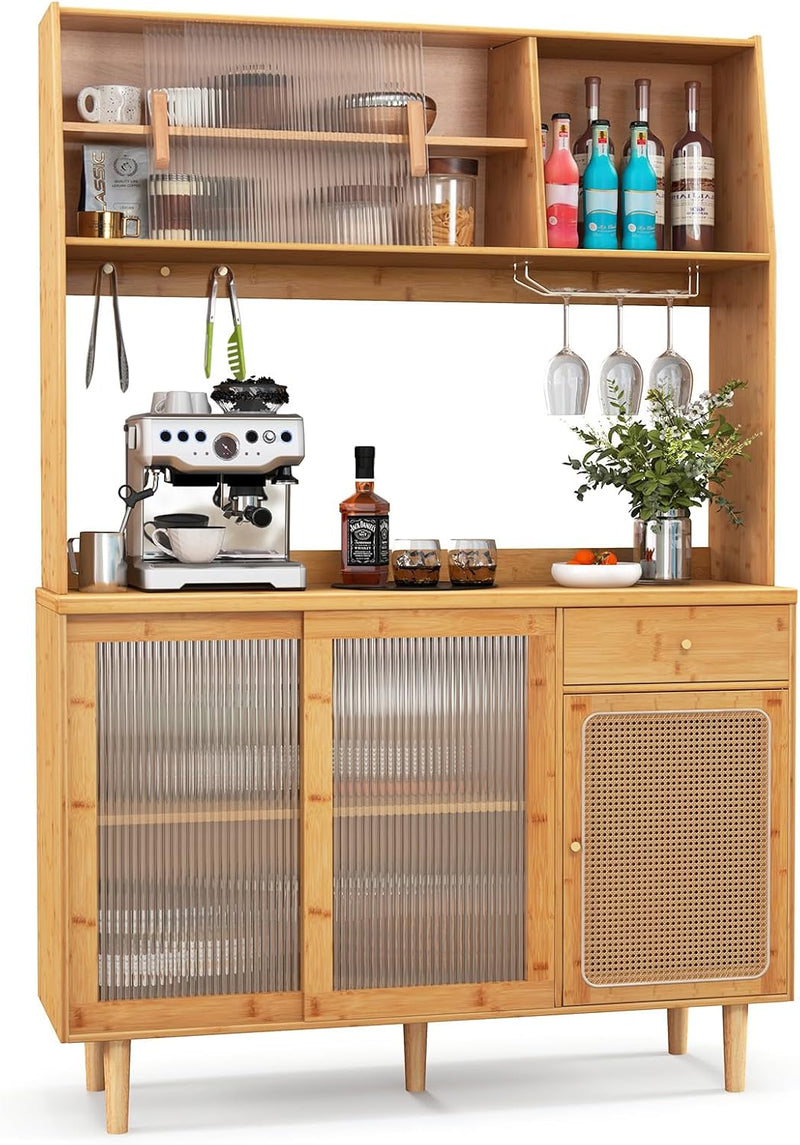 Aparador con alacena COSTWAY, armario de cocina de bambú, buffet de cocina con puerta corredera, puerta de ratán, ganchos, soporte para copas y cajón, armario despensa, vitrina estilo rústico, natural