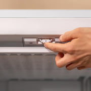 Congelador vertical Cecotec 97 L Bolero CoolMarket TF 97 White. Clase energética E, diseño compacto, puerta reversible, 3 cajones, dimensiones 55,1 x 57,5 x 83,5 cm, color blanco