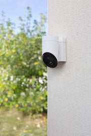 Somfy 1875325 - Cámara exterior 2 blanca, cámaras con detección de movimiento inteligente, sirena integrada de 110 dB, conexión posible a una luminaria existente, imágenes Full HD 1080p