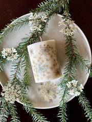 Vela botánica de soja - Flor de copo de nieve, aroma invernal (pino, canela, vainilla), 9x7,5 cm, 100% cera de soja