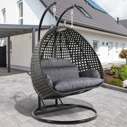 LeisureMod Silla Colgante Huevo para 2 Personas con Soporte - Columpio Hamaca Lounger de Ratán para Patio Exterior/Interior con Cojines