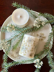 Vela botánica de soja - Flor de copo de nieve, aroma invernal (pino, canela, vainilla), 9x7,5 cm, 100% cera de soja