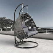 LeisureMod Silla Colgante Huevo para 2 Personas con Soporte - Columpio Hamaca Lounger de Ratán para Patio Exterior/Interior con Cojines