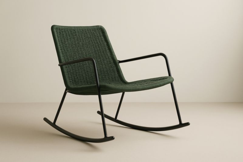 Silla mecedora de metal y resina verde