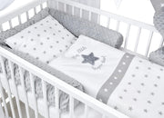 Set completo de cuna Baby Delux, cama casita de 60x120 cm, color blanco, con cajón, barrera anticaídas, colchón, ropa de cama y set de decoración (Prince Stars)