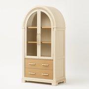 Vitrina de madera con puertas de cristal y cajones