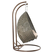 LeisureMod Silla Colgante Huevo para 2 Personas con Soporte - Columpio Hamaca Lounger de Ratán para Patio Exterior/Interior con Cojines