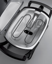 Barbacoa eléctrica Weber Q2400 con soporte y mesas laterales, superficie de cocción de 54 x 39 cm, portátil, parrilla de cocción de hierro fundido vitrificado dividida en 2 partes, tapa y cuerpo de aluminio fundido - Gris oscuro (55020879)