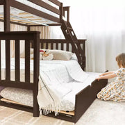Litera de madera maciza Max & Lily, individual sobre matrimonial con nido de almacenamiento y escalera para niños
