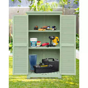 Cobertizo de almacenamiento exterior resistente a la intemperie de 63 pulgadas, con estantes extraíbles, cerraduras, puertas dobles con persianas, cobertizo alto de madera para herramientas de jardín con piso para patio, jardín